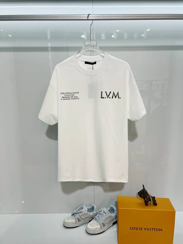 Louis Vuitton 路易威登 Lv 驴家 2026新款 前后模糊字母Logo 男女同款 短袖T恤 定制320克重100％双纱纯棉面料 定染32支双股螺纹
