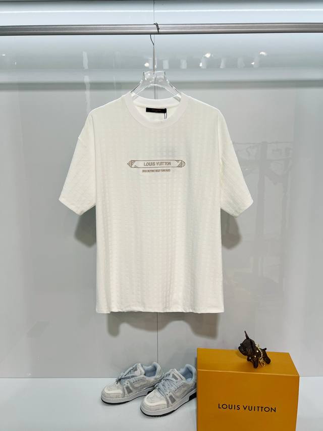 Louis Vuitton 路易威登 Lv 驴家 2026新款 进口机高密度金刺绣Logo 男女同款 短袖T恤 定制320克重100％双纱纯棉面料 定染32支双