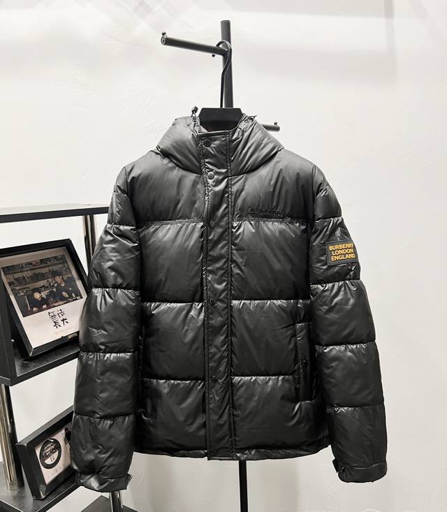 白鹅绒 顶级版本 面包Q86 Burberry｜巴宝莉 柜级新款Burberry格子羽绒 短款羽绒服 描述： 该款短款派克羽绒采用 Longue Saion面料