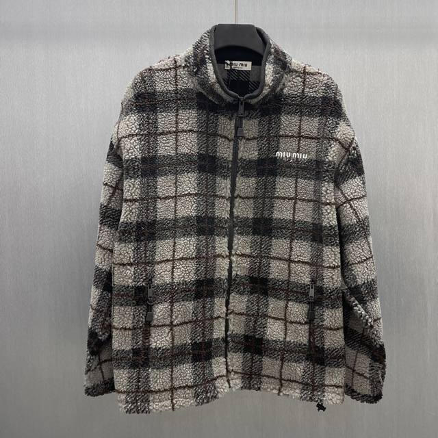 Miumiu 圣诞限定款摇粒绒外套 Size : S-Xl Miu Miu格纹毛绒外套，经典立领抽绳设计，暖糯质感点亮冬日造型，潮酷有型不失温柔。