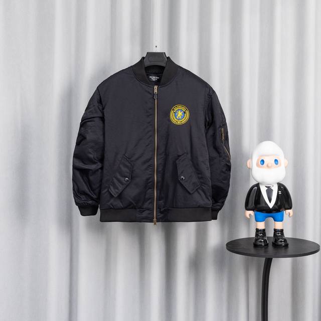 B0808款 巴黎世家棒球服 25Ss走秀款厚度适中 高密度重工刺绣 堪称王炸单品 真的谁上身谁好看 ！ 罗纹采用全棉纱线定染定织而成，粗纱横机编织而成，不起球