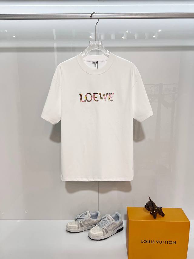 Loewe 罗意威 2026新款 七彩拼色刺绣Logo 男女同款 短袖T恤 定制320克重100％双纱纯棉面料 定染32支双股螺纹 领标吊牌主唛三标齐全 颜色：
