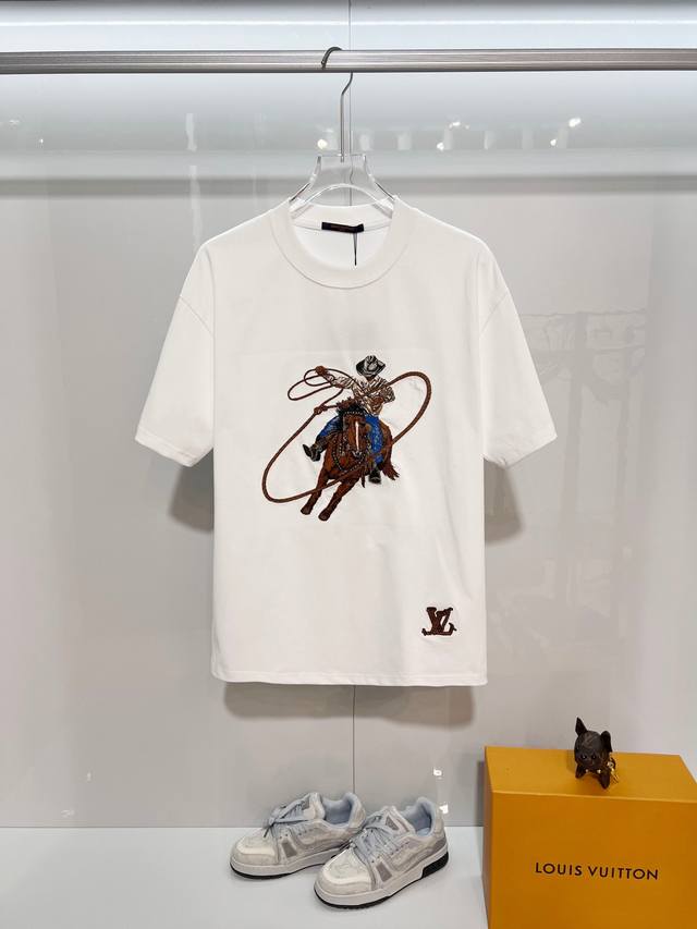 Louis Vuitton 路易威登 Lv 驴家 进口机重工刺绣西部牛仔套马绳索Logo 男女同款 短袖T恤 定制320克重100％双纱纯棉面料 定染32支双股