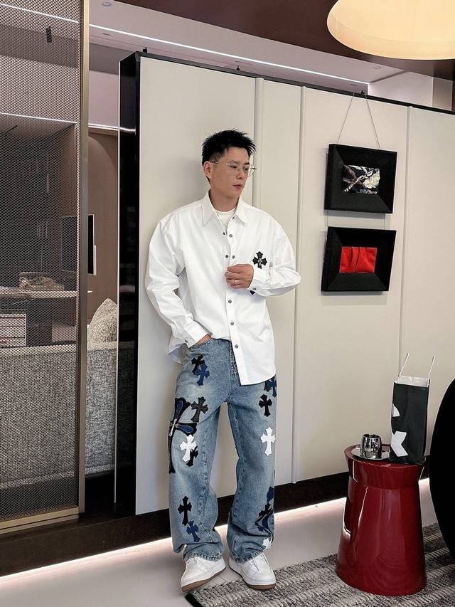 衣服 p ，裤子 p 。Chrome Hearts 克罗心 皮十字 拼皮衬衫外套 Os版型 男女都可驾驭！面料使用斜纹纱卡全棉面料！纹路清晰流畅，不易起皱，不褪