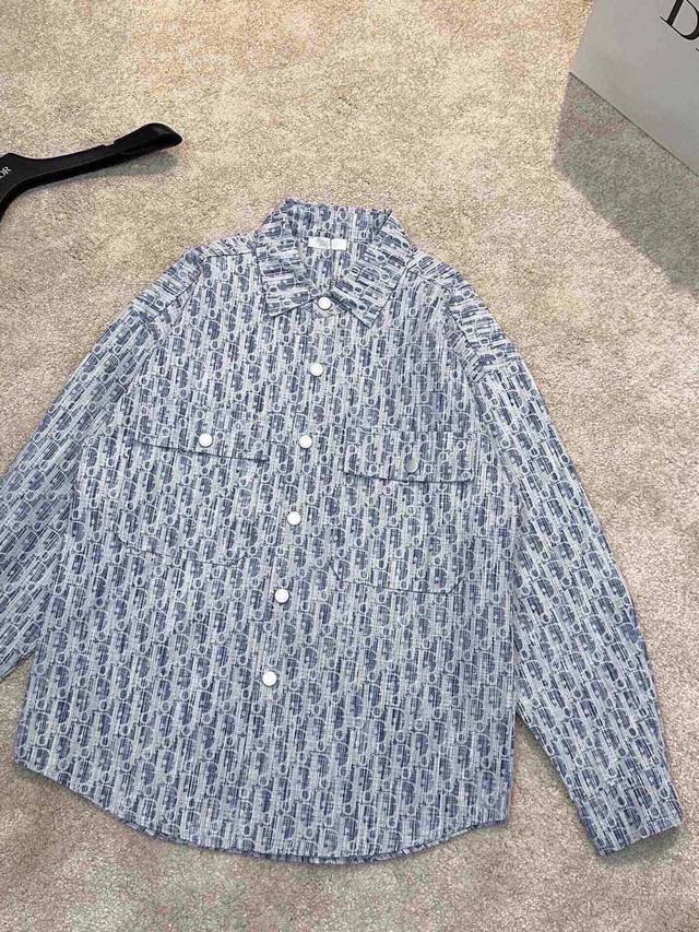 迪奥Dior色织带竹节图案印花宽松版型水洗牛仔布衬衫小外套，面料采用定制定染超高的水洗扎染工艺，做工复杂，非常优质的面料！水洗之后上身柔软舒适，极其细腻 手感扎