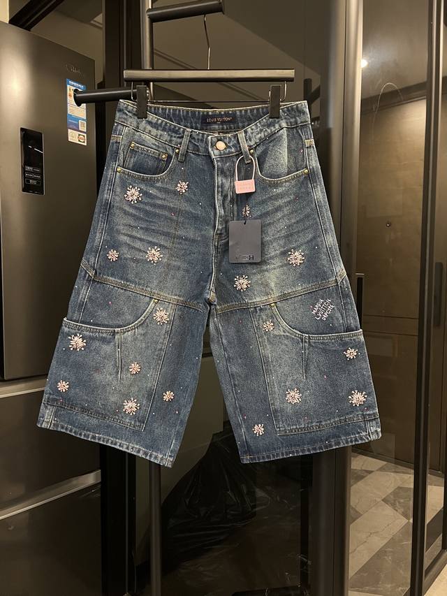 隔天 Louis Vuitton 手缝樱花水钻刺绣牛仔短裤 蓝 由意大利进口高密度器械编织，纹路清晰，定制丹宁粗斜纹布结构的面料，复古做旧的洗水工艺，还原陈旧质