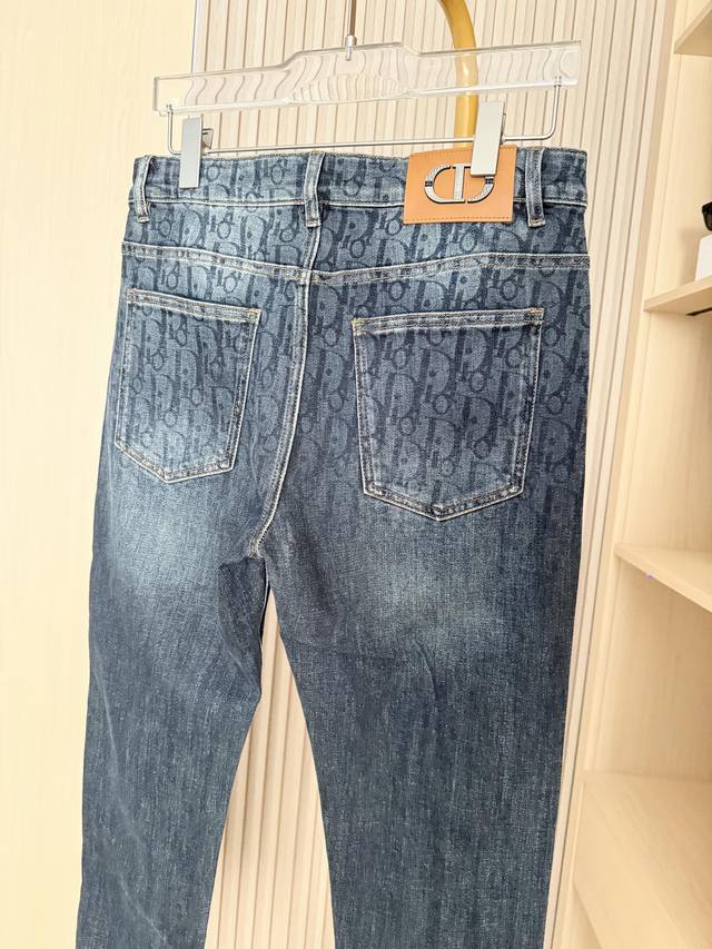 迪奥-2025新款牛仔裤！采用标志性的品牌满印设计，彰显高端格调，细节处尽显奢华品质，是时尚与品牌力的双重体现。精选优质牛仔面料，经过特殊水洗工艺处理，质感柔软
