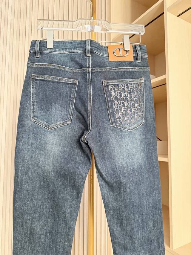 迪奥-2025新款牛仔裤！选用高端牛仔面料，经过特殊水洗工艺，面料柔软舒适且韧性十足，兼具良好的透气性与耐穿性，长期穿着不易变形、褪色。修身剪裁贴合腿部轮廓，能