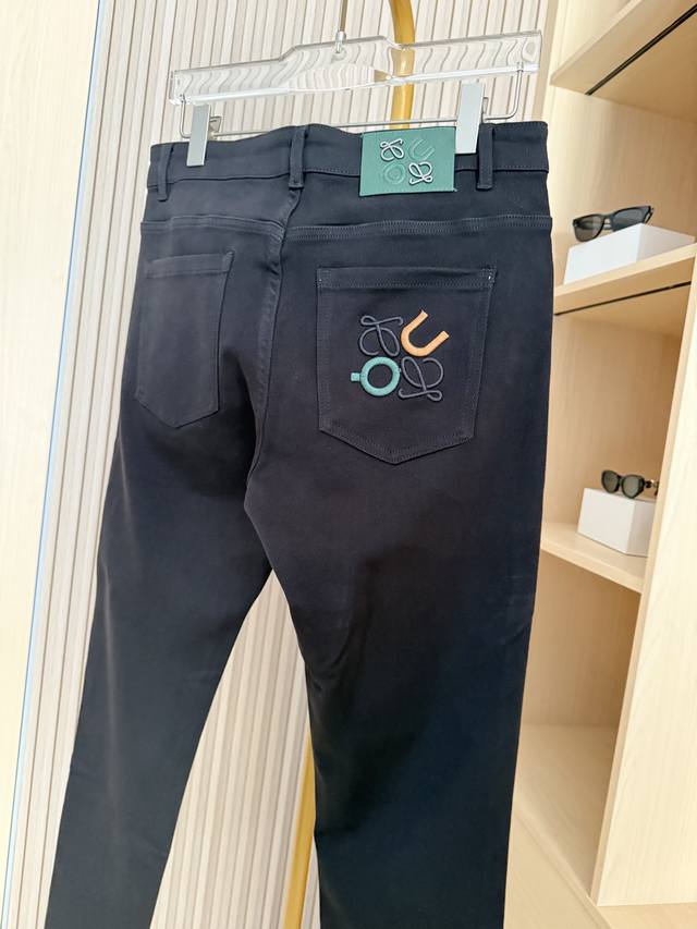 罗意威-2025新款牛仔裤！采用高品质黑色牛仔面料，具有出色的垂坠感与挺括度，耐磨抗皱且透气性佳，穿着舒适自在，黑色基调经典百搭，易打理且不易褪色，彰显质感。后