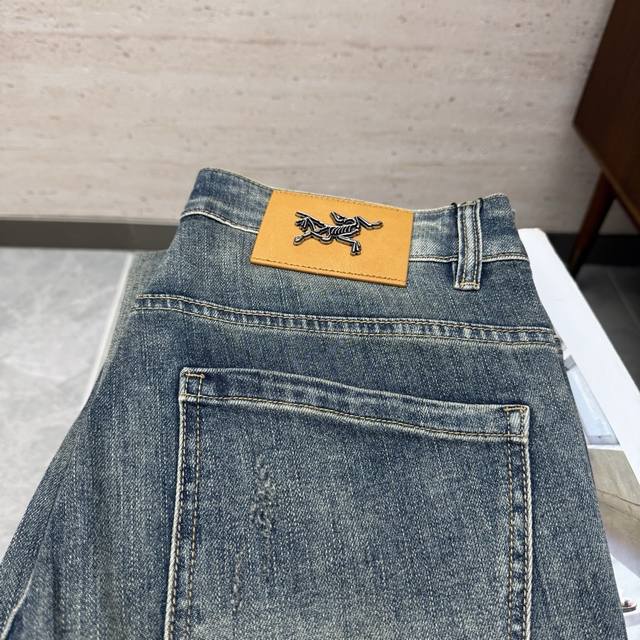 Arc25S秋冬男士直筒牛仔裤 棉质牛仔面料打造 质地柔软又不失筋骨，手感干爽有韧性 经典的标志性浮雕徽标，灵魂般的点缀 各项指标皆为上品，自然带来极佳的上身体