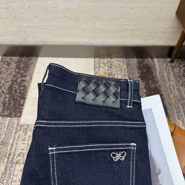 Bv25S春秋男士直筒牛仔裤 棉质牛仔面料打造 质地柔软又不失筋骨，手感干爽有韧性 经典的标志性浮雕徽标，灵魂般的点缀 各项指标皆为上品，自然带来极佳的上身体感