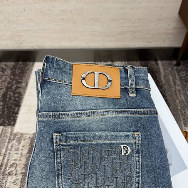 Cd25S春秋男士直筒牛仔裤 棉质牛仔面料打造 质地柔软又不失筋骨，手感干爽有韧性 经典的标志性浮雕徽标，灵魂般的点缀 各项指标皆为上品，自然带来极佳的上身体感