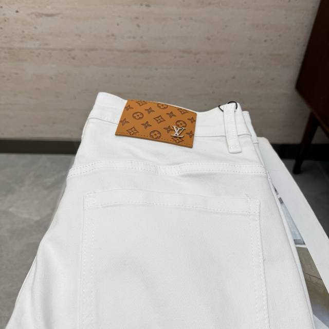 Lv25S秋冬男士直筒牛仔裤 棉质牛仔面料打造 质地柔软又不失筋骨，手感干爽有韧性 经典的标志性浮雕徽标，灵魂般的点缀 各项指标皆为上品，自然带来极佳的上身体感