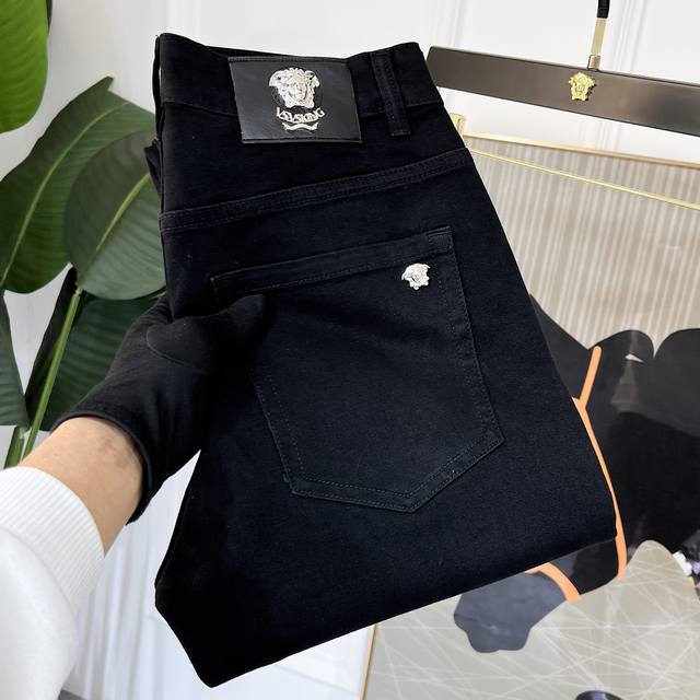 范思哲40Ss春夏款牛仔裤。原单1:1制作，日常必备的完美之选，简单大气亦时尚有型，定制进口丹宁面料 ，重工洗水工艺，做工复杂工艺精湛。轻松迎合四季需要，手感柔