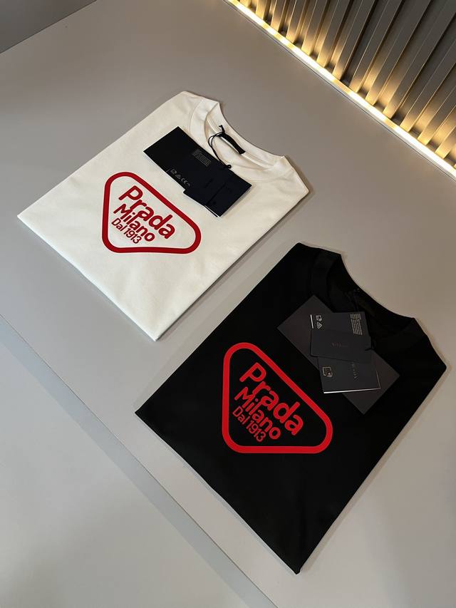 普拉达 2025春夏新款男女同款短袖T恤，最新款全网独家首上！！~既经典有时尚百搭，谁不爱啊，将经典再次展现，非常的耐看，自带低奢光环与辨识度！pr*Da传统的