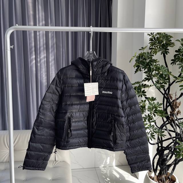 Miumiu 新增一个黑色，更加潮流百搭