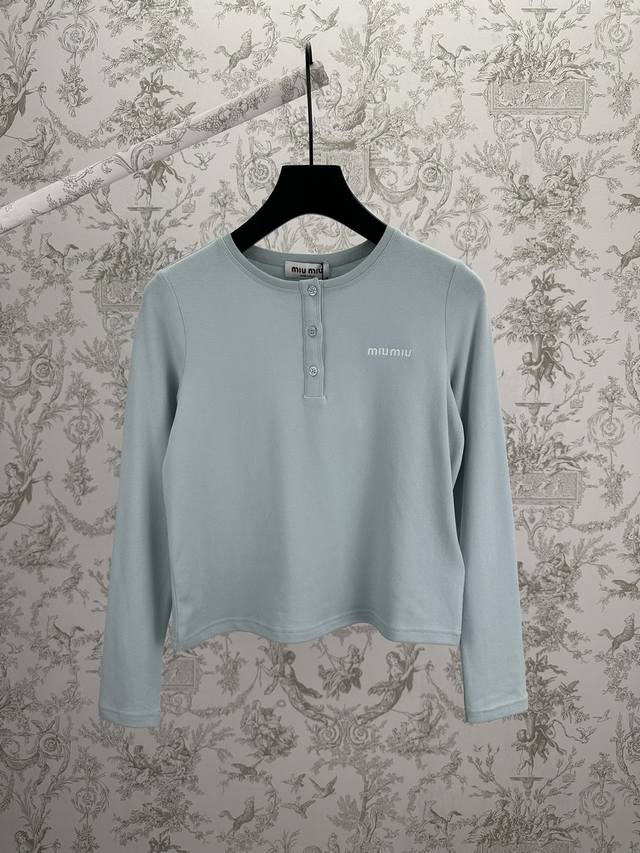 Miumiu 25Ss新款圆领长袖纯色亨利领羊绒衫 圆领 胸前带有Miumiu刺绣 女款 码数：S.M.L. 温馨提示：女款只换码哟