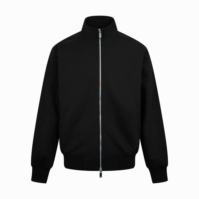 Dior Oblique 镶片拉链夹克 定制暮光云梭针织料 手感柔软 舒适贴肤 以浓郁的黑色作主色调 有温度的吞噬 散发着令人难以抗拒的魅力 衣袖以Obliqu