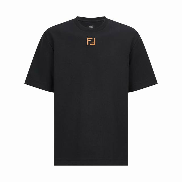 Fendi 双F皮绒刺绣标识短袖Short T 面料：采用260克丝光双面。 工艺：刺绣采用3D立体刺绣，内部采用灯芯皮绒材料填充后边缘刺绣缝合。 标准版型短袖