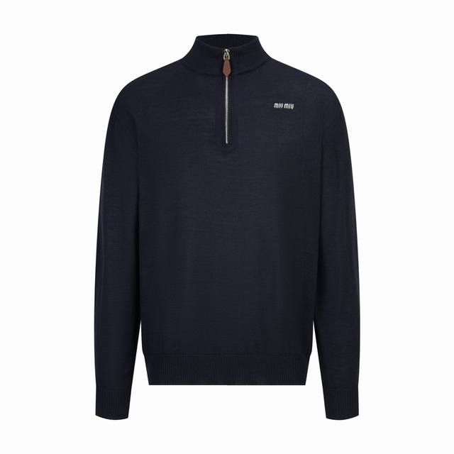 Miumiu 皮绒装饰半拉链针织衫 面料：采用50%羊毛，10%羊绒，30%棉，10%锦纶。原版定染定织。 辅料：拉链采用电镀金属拉头，搭配同色电镀金属拉牙。拉