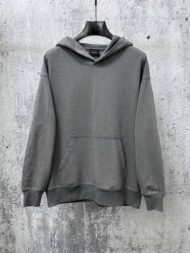 Balenciaga 巴黎世家 满天星烫钻连帽卫衣 星空满钻的高级感 非常高难度的成衣烫钻 工序非常复杂及很耗工时 一天的产能非常有限 采用进口水钻亮度高效果闪