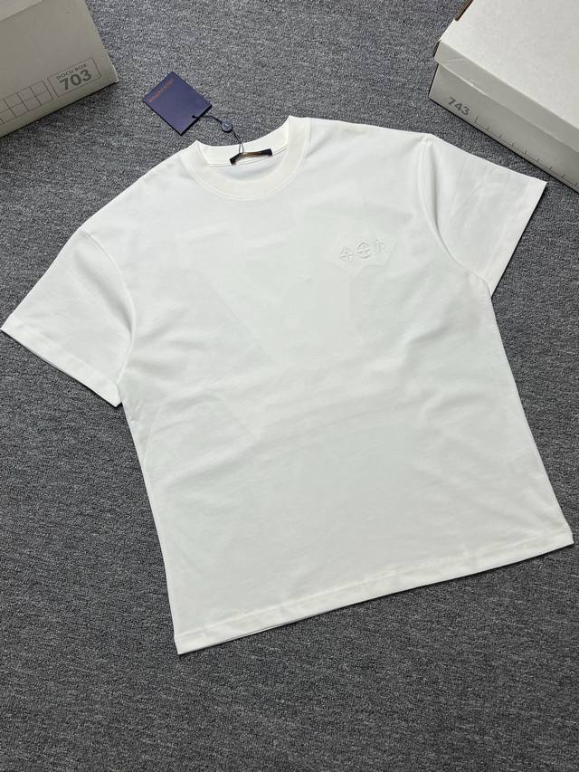 Lv 短袖T恤 颜色：黑色白色 工艺：贴布字母绣花刺绣 尺码Xs-L A面料：280G