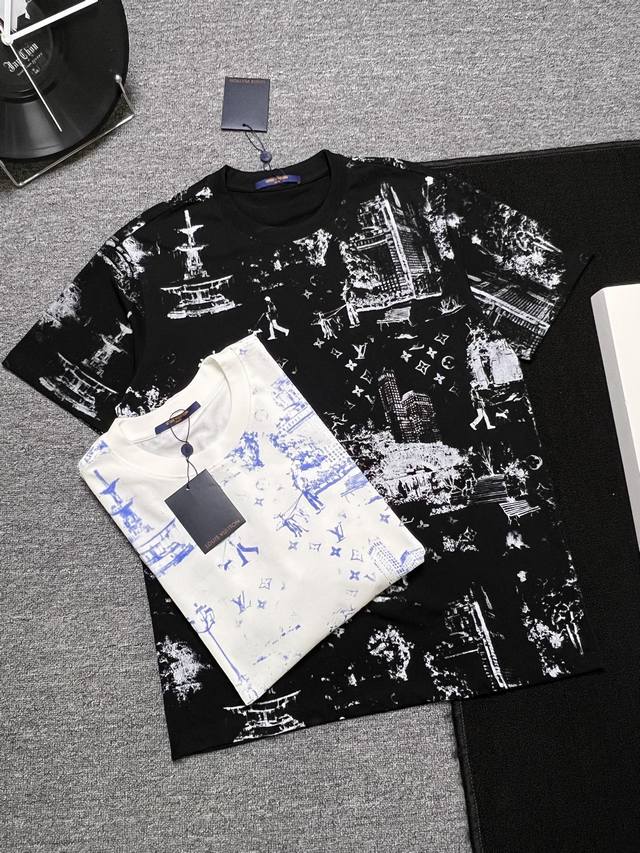 Lv 25S夏款 颜色 黑色 白色 尺码 S M L Xl 前后满印 300G精梳紧密棉 高品质 男女同款