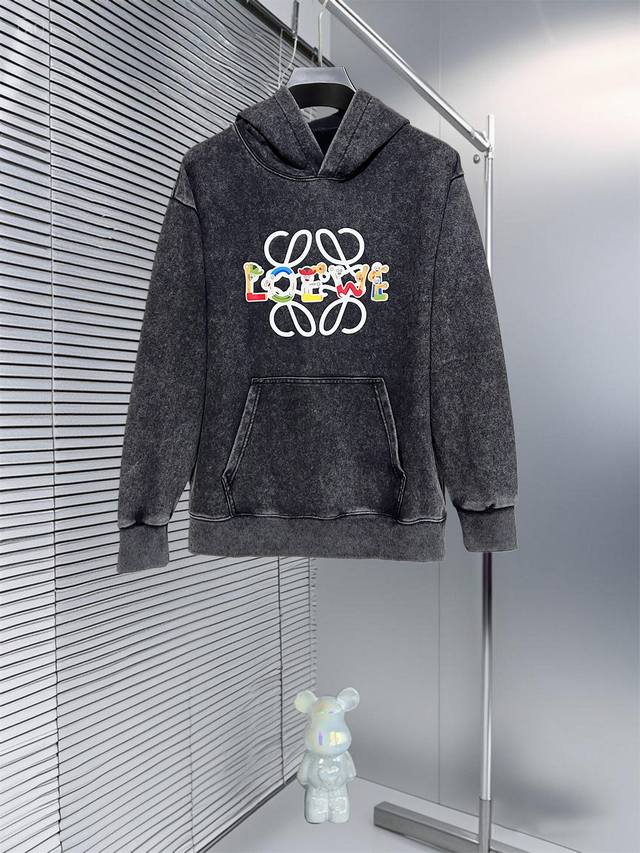 罗意威早秋新款宽版连帽卫衣，男女同款！独特吸引人的眼球，这一款圆领卫衣品相品质都在线，舒适度，一如既往的版型，时髦度，包括面料、裁剪工艺上，都是下足了功夫！立体