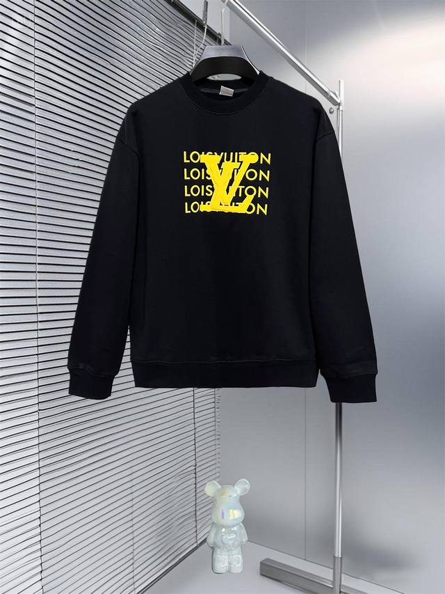 路易早秋新款宽版连帽卫衣，男女同款！独特吸引人的眼球，这一款圆领卫衣品相品质都在线，舒适度，一如既往的版型，时髦度，包括面料、裁剪工艺上，都是下足了功夫！立体印