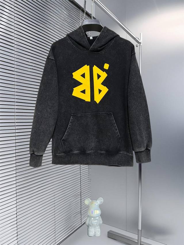 巴黎世家早秋新款宽版连帽卫衣，男女同款！独特吸引人的眼球，这一款圆领卫衣品相品质都在线，舒适度，一如既往的版型，时髦度，包括面料、裁剪工艺上，都是下足了功夫！立