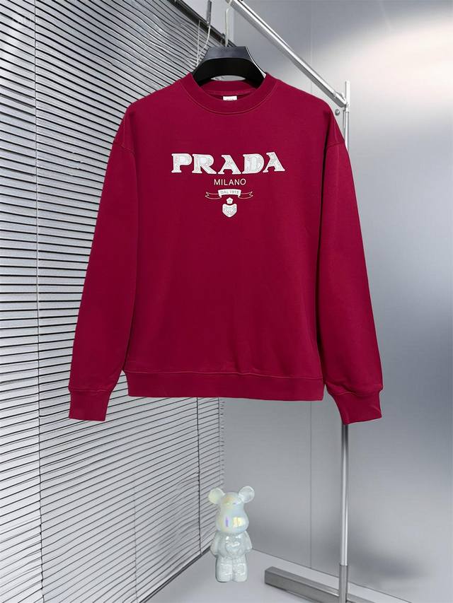 普拉达早秋新款宽版连帽卫衣，男女同款！独特吸引人的眼球，这一款圆领卫衣品相品质都在线，舒适度，一如既往的版型，时髦度，包括面料、裁剪工艺上，都是下足了功夫！立体