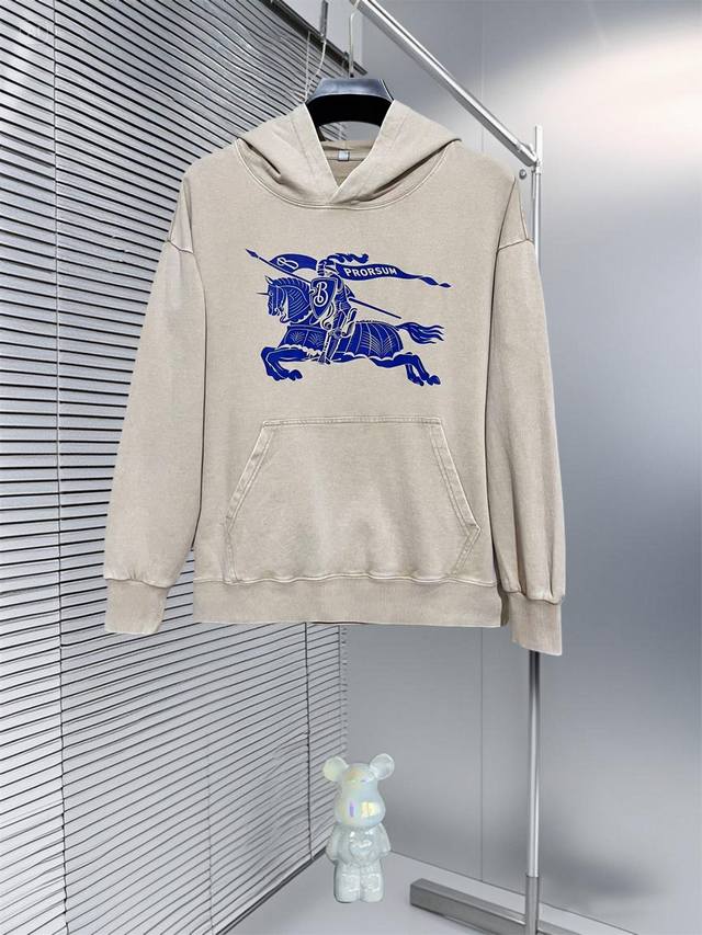 巴宝莉早秋新款宽版连帽卫衣，男女同款！独特吸引人的眼球，这一款圆领卫衣品相品质都在线，舒适度，一如既往的版型，时髦度，包括面料、裁剪工艺上，都是下足了功夫！立体