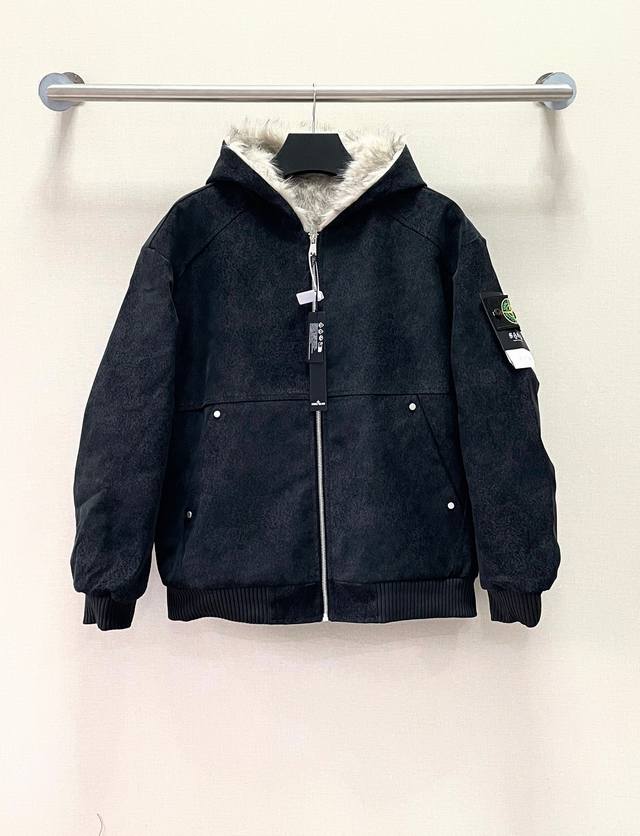 Stone Island 石头岛降温必备单品座山雕棉服 单件重量高 保暖性极好 内里软乎乎的 穿上瞬间升温 简直是一股清流，既显肤色又超吸睛 版型宽松，上身秒变