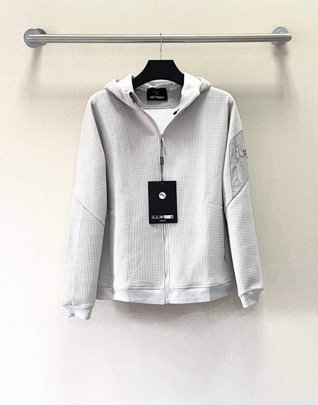 Arcteryx 始祖鸟Olera刺绣26早春新型号加绒华夫格连帽开衫外套 面料是这种带肌理感的坑条 里面复合了一层高效的暖绒 这种暖绒的优点就是他不会显得很臃