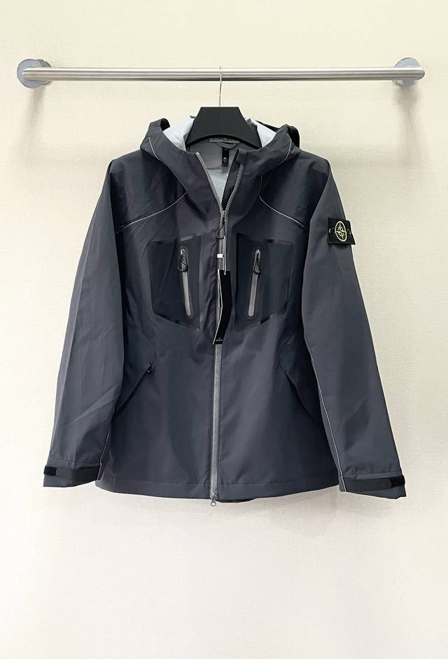 p 三合一 可拆卖 Stone Island 石头岛早春户外功能性三合一冲锋衣 备注：单冲 D p240 羽绒服内胆 D p260 早春系列 新颖款式 徒步所至