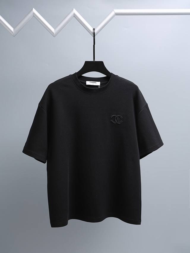 Chanel香奈儿* 2025秋冬款上新 原高版本 限定 面料采用320克高密度纯棉 面料，不变形 不缩水 工艺介绍：双线走位 胸前 后幅采用重工绳索刺绣工艺