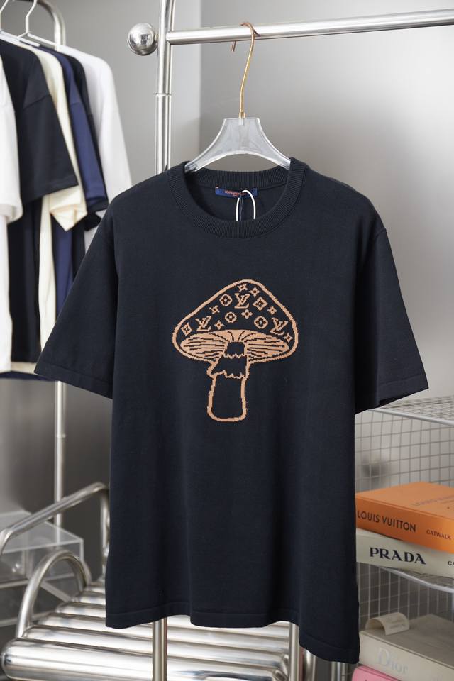 Lv 路易25Ss春夏新款 蘑菇提花针织短袖 轻奢主义 男女日常通勤穿搭必备单品 正确版本 欢迎对比 详细特征 高粘棉材质毛织， 高支棉加入，干爽避免闷热 采用