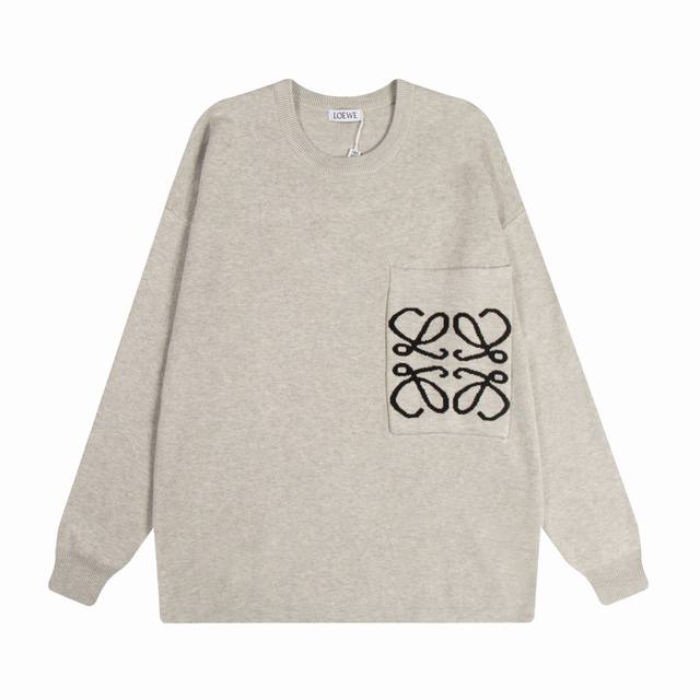 D］ Loewe*罗意威 Loewe*罗意威 Anagram 大口袋圆领毛衣 面料采用49%粘纤43%棉和少量锦纶和氨纶织成。粘纤和棉主导亲肤、顺滑与垂坠感，贴