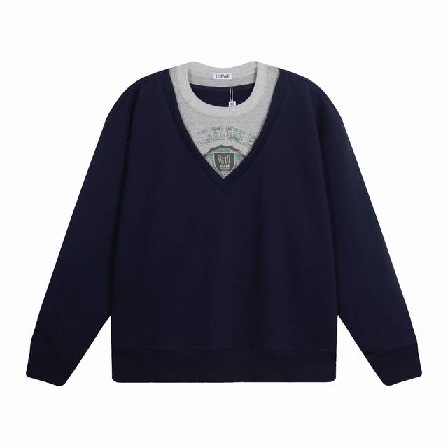 D］ Loewe*罗意威 Loewe*罗意威 V 领假两件圆领卫衣 -定制400克 优库亲肤绒潮牌大卫衣面料 布面干净 布纹清晰 手感非常细腻扎实 更加力挺 保