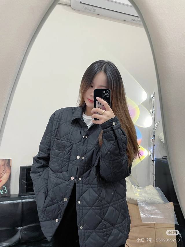 上新 D 款号:G511 Dior迪奥新款翻领菱格小标轻薄小棉服情侣款外套上衣 1精选优质高弹棉，做工细节完美把控，胸前精美小标刺绣做工细节完美把控，彰显个性、