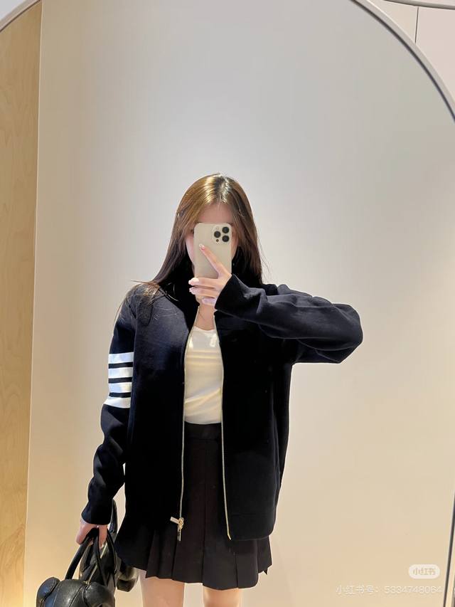 上新 D 款号: G509 Thom Browne汤姆布朗经典Tb四条杠针织外套开衫毛衣上衣 1工艺精致细腻，面料丝滑超级透气，手感肤感高级柔顺，细纱针织弹性面