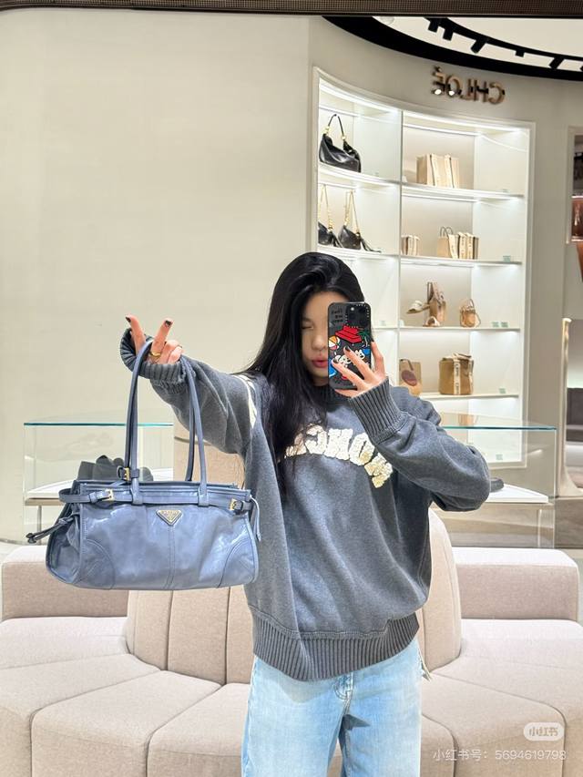 上新 D 款号: G508 Moncler 蒙口新款胸前字母Logo徽标圆领针织毛衣情侣款休闲上衣 1克重足够厚实拿在手上都是沉甸甸的质感，做工细节完美把控，上
