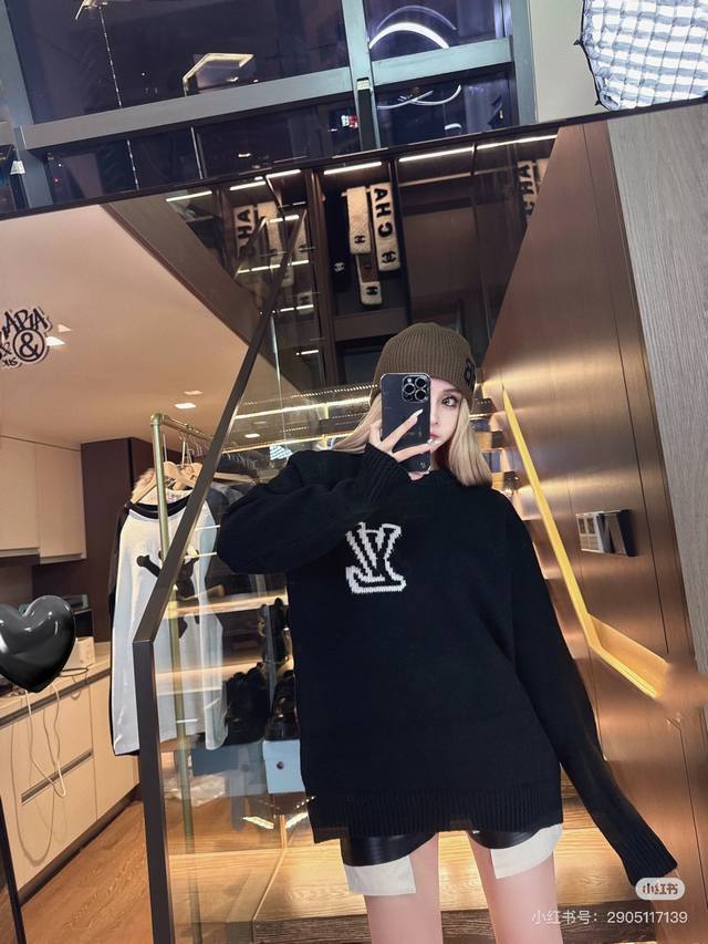 上新 D 款号: G507 Louis Vuitton路易威登新款胸前字母Logo圆领针织毛衣情侣款休闲上衣 1克重足够厚实拿在手上都是沉甸甸的质感，做工细节完