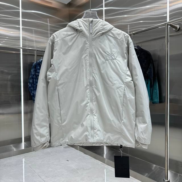 始祖鸟 Arc'teryx 阿童木连帽保暖夹克棉服 品牌的粉色连帽外套，简约设计，带有品牌标志，适合日常穿搭或轻度户外活动，刺绣标 非常轻盈 保暖 真正的C棉填