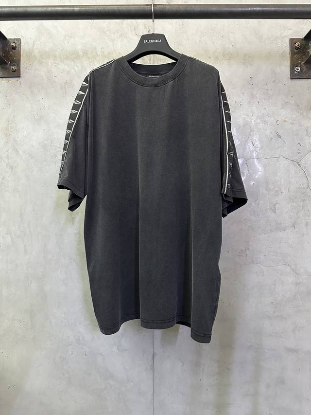 Balenciaga 巴黎世家 25Ss 3B提花串标短袖T恤 面料采用24S双纱赛尔棉 G 搭配32S双纱1*1螺纹 300G 定制五金 螺纹 辅料 对版对位