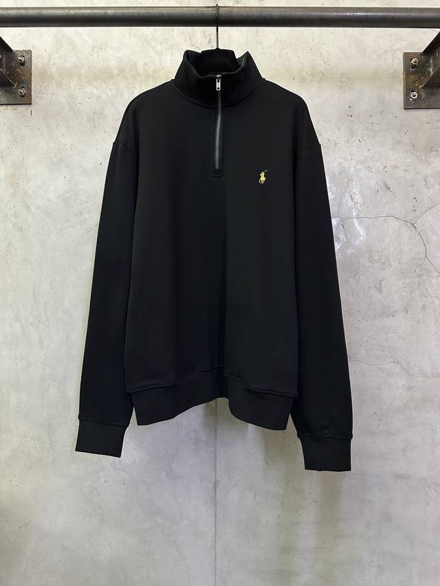 Ralph Lauren 金色刺绣半高领卫衣 面料：采用定制雅韵精棉绒感料 柔软丝滑 舒适贴肤 以纯粹到极致的黑调为底色 格纹斜纹镶边于领口处 承载着英伦风的优