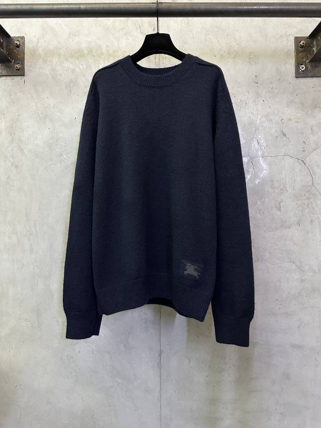 Burberry巴宝莉 26Ss 纯色圆领羊绒针织衫 面料：采用定染18支双股羊毛混纺毛料 建议干洗 本产品为毛料织造而成不易机洗 定制五金 螺纹 辅料 对版对