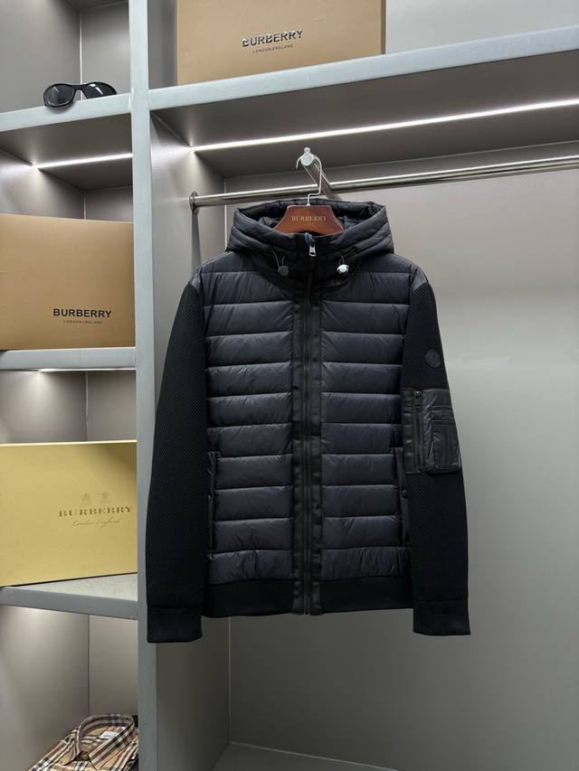 蒙口 Moncler 男士羽绒拼接针织拉链开衫羽绒服外套 男女同款 这款男士加衬开衫采用华贵的针织混纺面料制成，可在温暖时节作为外套穿着。大身填充温暖95白鹅绒