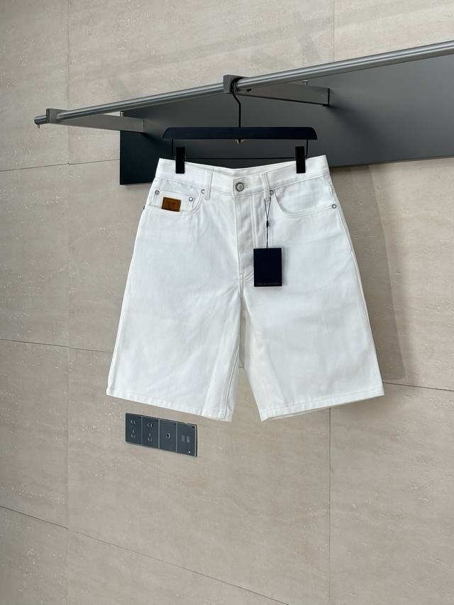 LV 路易 25Ss新款大Logo刺绣牛仔短裤 以日式丹宁布成就晴朗时节的经典之选。明线 Lv 字母标记右后袋，珠光纽扣和铆钉增添精致细节，搭配正绒面革贴饰、L