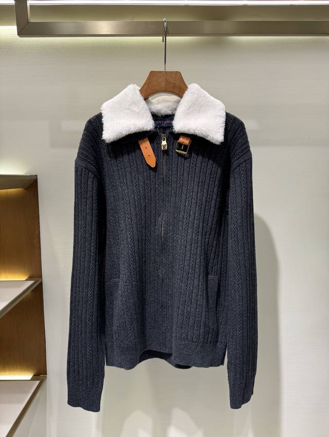 Lv 山羊绒与绵羊毛混纺束腰夹克外套 这款深色拉链束腰夹克，选用山羊绒与绵羊毛混纺纱线，织就质感疏朗的粗罗纹针织。舒适的羊毛皮衣领之上，配有 Wvn 牛皮革搭扣